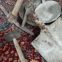 تعدادی ابزار بنایی ( فرغون بیل کلنگ ماله|مصالح و تجهیزات ساختمان|جهرم, |دیوار