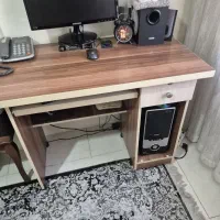 میز تحریر یا کامپیوتر.