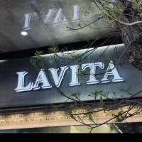 ویتر خانم جهت کار در کافه