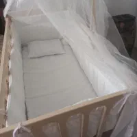 تخت و گهواره کنار مادر