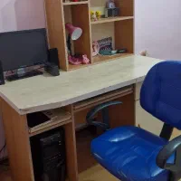 میز تحریر و کامپیوتر تمیز و یک صندلی کامپیوتر