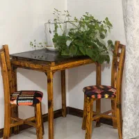 میز و صندلی چوبی و بار