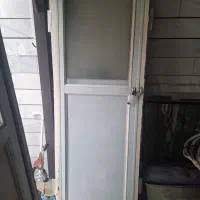 در الومنیومی سالم وتمیز بهمراه شیشه ودستگیره