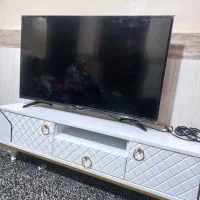 میز تلوزیون وتلوزیون ال ای  دی صفحه شکسته