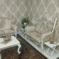 مبل ۹ نفره در حد نو به همراه میز عسلی و کاور