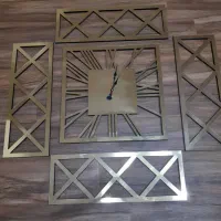 ساعت دیواری با گوشواره چوبی