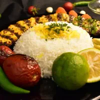 استخدام وسط کار آقا در آشپزخانه
