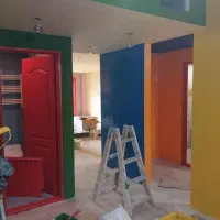 به یک نیرو کار کرده جهت نقاشی ساختمان