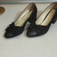 کفش بسیارتمیزبانومونمیزنه سایز تقریبا38 اینامیخوره
