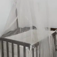 تخت و گهواره کنار مادر