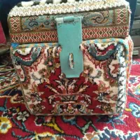 جای جواهری و دستبند چرم
