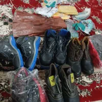 مقداری کفش با دستکش نو