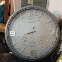 یک عددساعت دیواری بزرگ