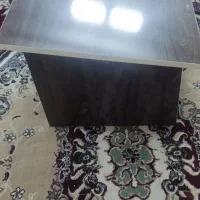 میز مطالعه نشسته