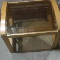 مجسمه و میز