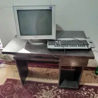 کامپیوتر و میز