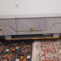 زیر تلوزیون بزرگ