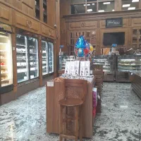 نیرو خدماتی و جعبه زن قنادی