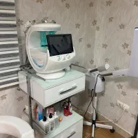 ترولی ۳کشو چوبی وشیشه محافظ روی چوب