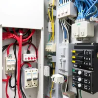 به تعدادی نیرو جهت تاسیسات برق واب ساختمان