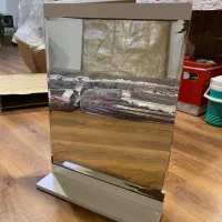 یک عدد آینه روشویی با یک مقدار زدگی