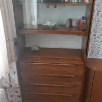 کتابخانه و جالباسی