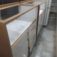 ویترین مغازه سالم نو هستش به علت کم بود جا