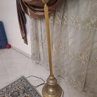 یک جفت آباژور پایه بلند کنار سالنی