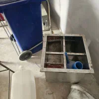 سرخکن و سطل اشغال بزرگ