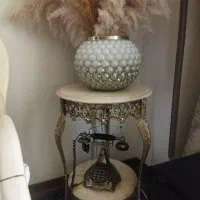 میز برنز به همراه گل و گلدان