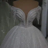 فروشنده خانم در مزون لباس عروس