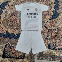یک عدد لباس ورزشی مخصوص فوتبال