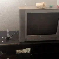 یک تلویزیون و میز