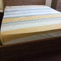 تخت دونفره به همراه دوعدد پاتختی