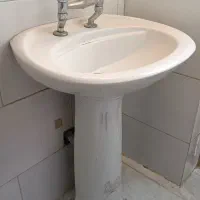 یک روشویی زمینی به همراه آینه و جا مسواکی