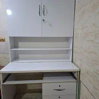 میز و قفسه کار بسیار جادار و شیک