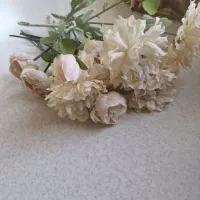 گل مصنوعی رنگ کرم وگلبهی