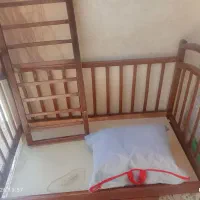 یک عدد تخت بچه گانه در حدنو وتاب بچگانه درحدنو