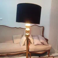 آباژور ایستاده