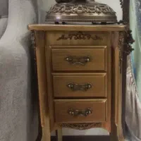 میز و تلفن کلاسیک