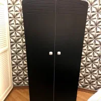 تخت و دوشک خوشخواب و کمد و میز و کتابخانه