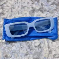 عینک آفتابی با فریم آبی مات