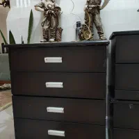 کمد کشویی رنگ قهوه ای به همراه کنار تختی