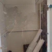 کابینت درب شیشه سالم و گلدان و سه پایه چوبی گلدان