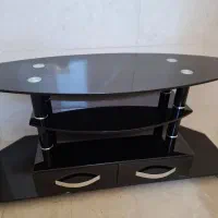 میز تلویزیون شیشه ای تمیز و‌سالم بدون خط و خش