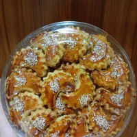 کارگر خانم مبتدی و ماهر شیرینی سنتی