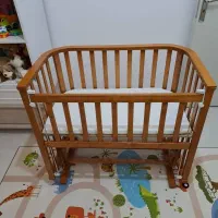 تخت نوزاد گهواره ای کنار مادر