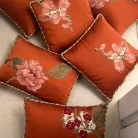 اباژور ایستاده بهمراه کوسن