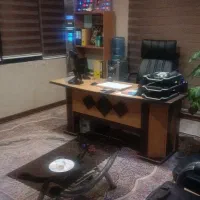 منشی شرکت آسانسور