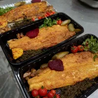 استخدام‌نیروی خانم برای تهیه سالاد و تحویل غذا